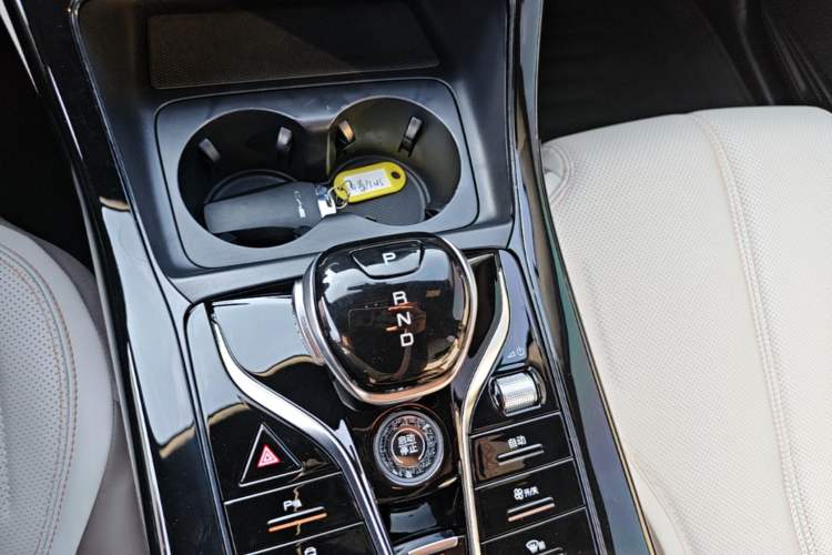 Used BYD Qin PLUS 2024 HONOR Edition DM-i 55KM Leading Model Gear Lever
