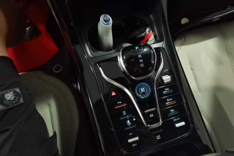 Used BYD Qin PLUS 2024 HONOR Edition DM-i 55KM Leading Model Gear Lever
