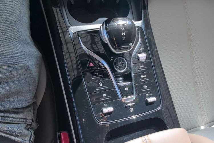 Used BYD Qin PLUS 2024 HONOR Edition DM-i 55KM Leading Model Gear Lever