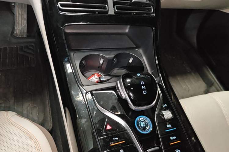 Used BYD Qin PLUS 2024 HONOR Edition DM-i 55KM Leading Model Gear Lever