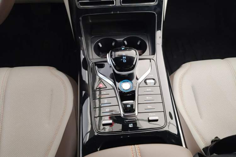 Used BYD Qin PLUS 2024 HONOR Edition DM-i 55KM Leading Model Gear Lever