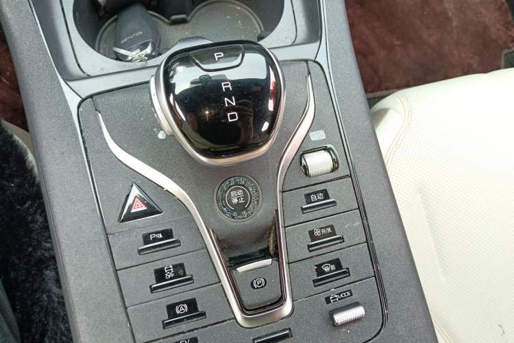 Used BYD Qin PLUS 2024 HONOR Edition DM-i 55KM Leading Model Gear Lever