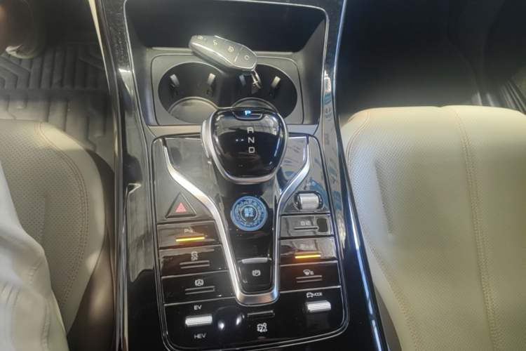 Used BYD Qin PLUS 2024 HONOR Edition DM-i 55KM Leading Model Gear Lever