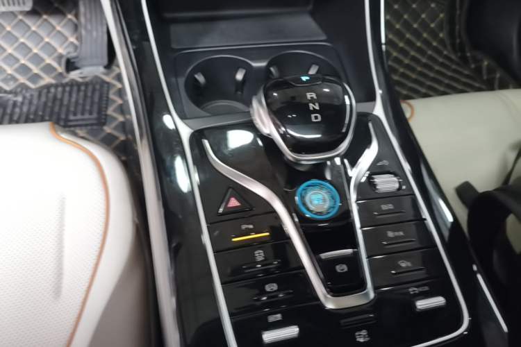 Used BYD Qin PLUS 2024 Honor Edition EV 420KM Beyond Model Gear Lever