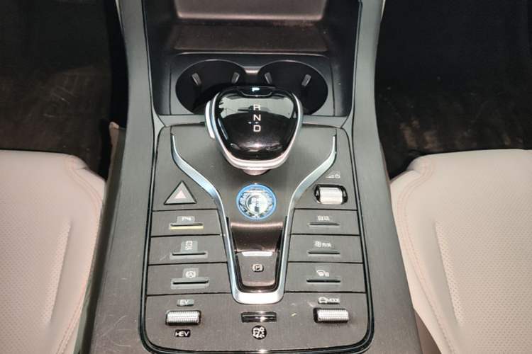 Used BYD Qin PLUS 2024 HONOR Edition DM-i 55KM Leading Model Gear Lever
