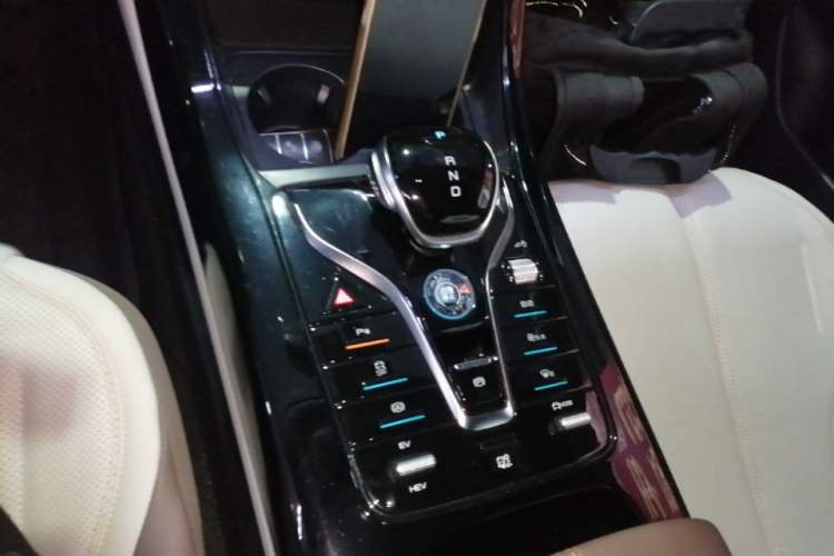 Used BYD Qin PLUS 2024 HONOR Edition DM-i 55KM Leading Model Gear Lever