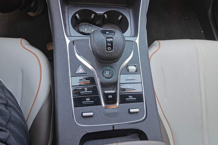 Used BYD Qin PLUS 2024 Honor Edition EV 420KM Leading Model Gear Lever