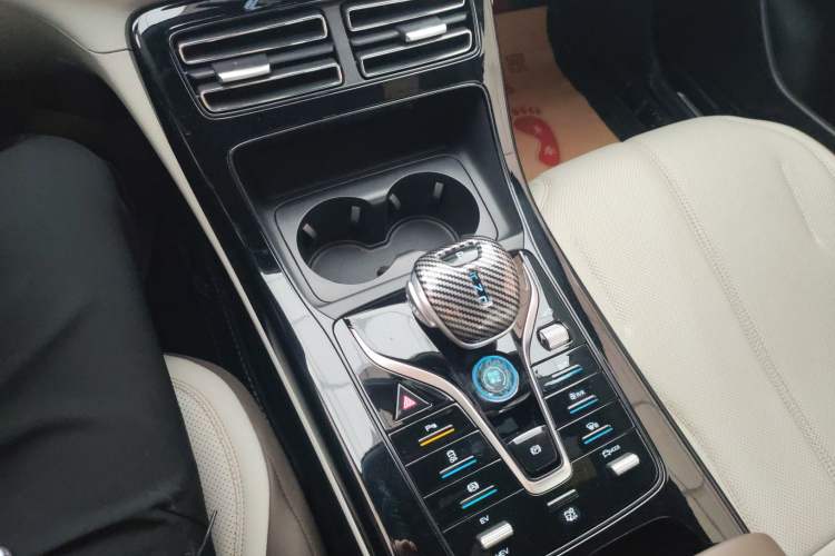 Used BYD Qin PLUS 2024 HONOR Edition DM-i 55KM Leading Model Gear Lever