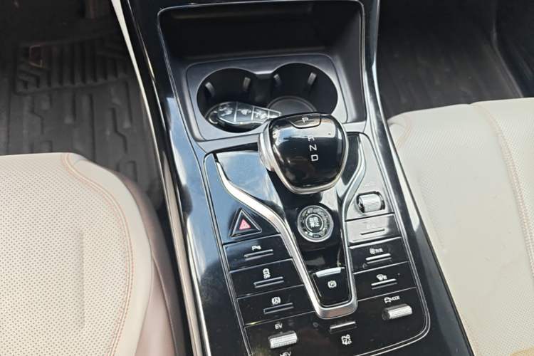 Used BYD Qin PLUS 2024 HONOR Edition DM-i 55KM Leading Model Gear Lever