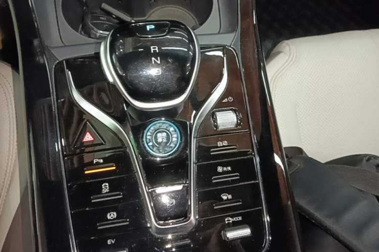 Used BYD Qin PLUS 2024 HONOR Edition DM-i 55KM Leading Model Gear Lever