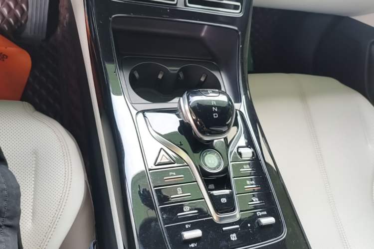 Used BYD Qin PLUS 2024 HONOR Edition DM-i 55KM Leading Model Gear Lever
