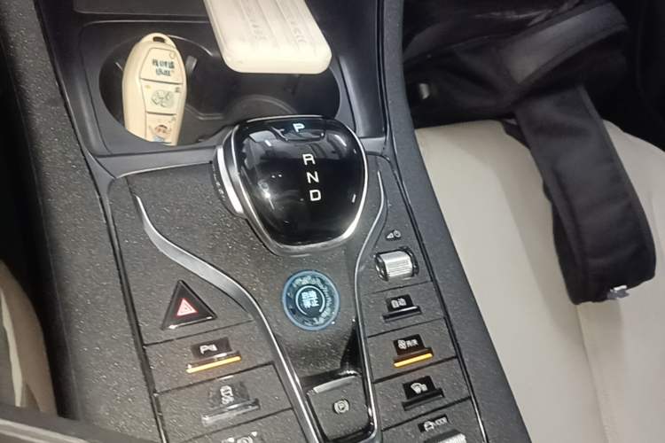 Used BYD Qin PLUS 2024 HONOR Edition DM-i 55KM Leading Model Gear Lever