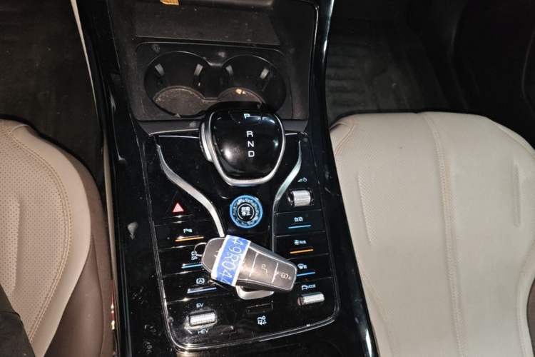 Used BYD Qin PLUS 2024 HONOR Edition DM-i 55KM Leading Model Gear Lever
