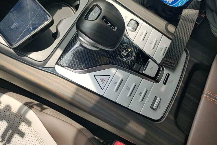 Used BYD Qin PLUS 2024 HONOR Edition DM-i 55KM Leading Model Gear Lever