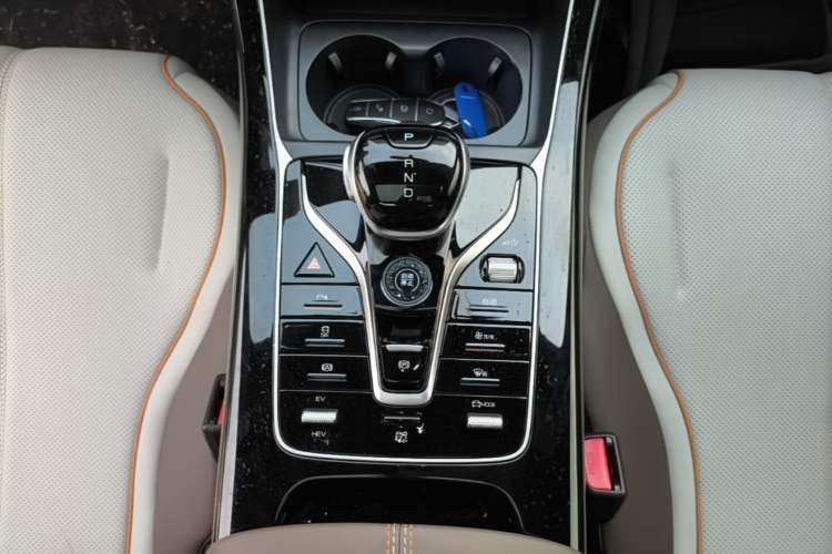Used BYD Qin PLUS 2024 HONOR Edition DM-i 120KM Beyond Model Gear Lever