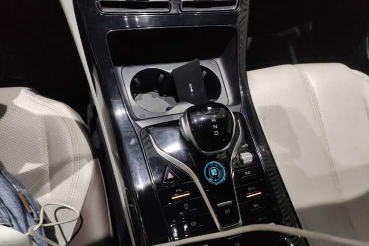 Used BYD Qin PLUS 2024 HONOR Edition DM-i 55KM Leading Model Gear Lever