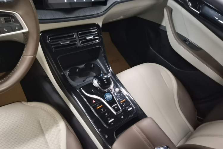 Used BYD Qin PLUS 2024 HONOR Edition DM-i 55KM Leading Model Gear Lever