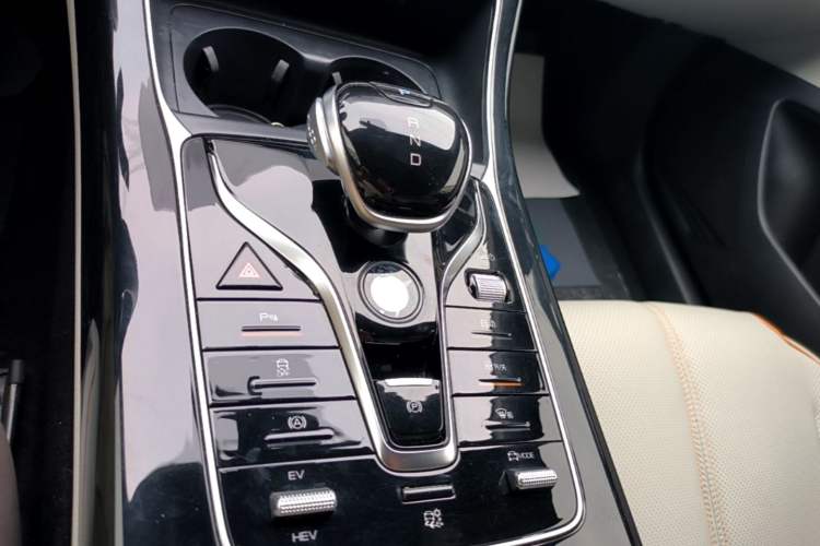 Used BYD Qin PLUS 2024 HONOR Edition DM-i 120KM Beyond Model Gear Lever