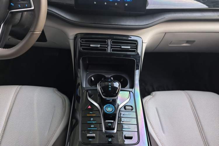 Used BYD Qin PLUS 2024 HONOR Edition DM-i 55KM Leading Model Gear Lever