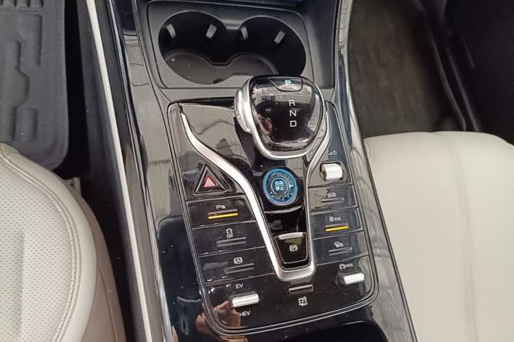 Used BYD Qin PLUS 2024 HONOR Edition DM-i 55KM Leading Model Gear Lever