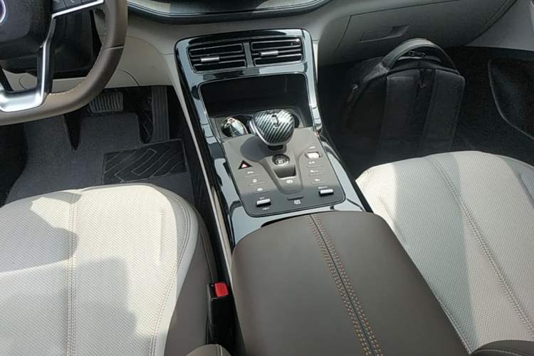 Used BYD Qin PLUS 2024 HONOR Edition DM-i 55KM Leading Model Gear Lever