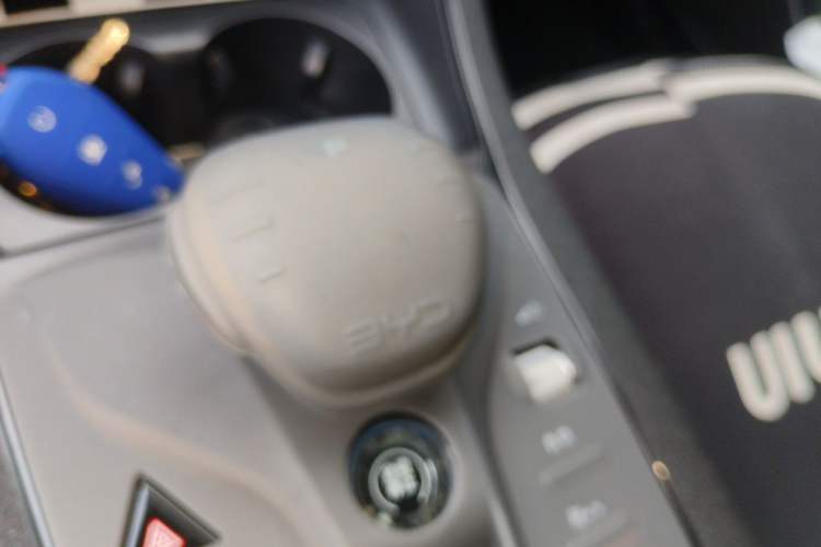 Used BYD Qin PLUS 2024 HONOR Edition DM-i 55KM Leading Model Gear Lever