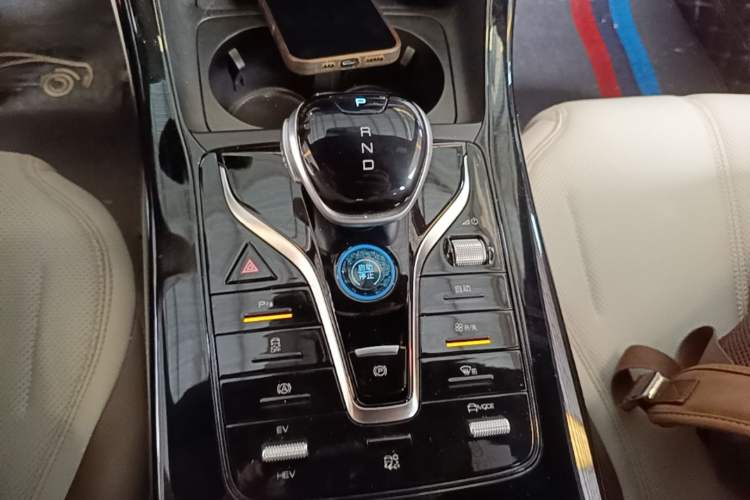 Used BYD Qin PLUS 2024 HONOR Edition DM-i 55KM Leading Model Gear Lever