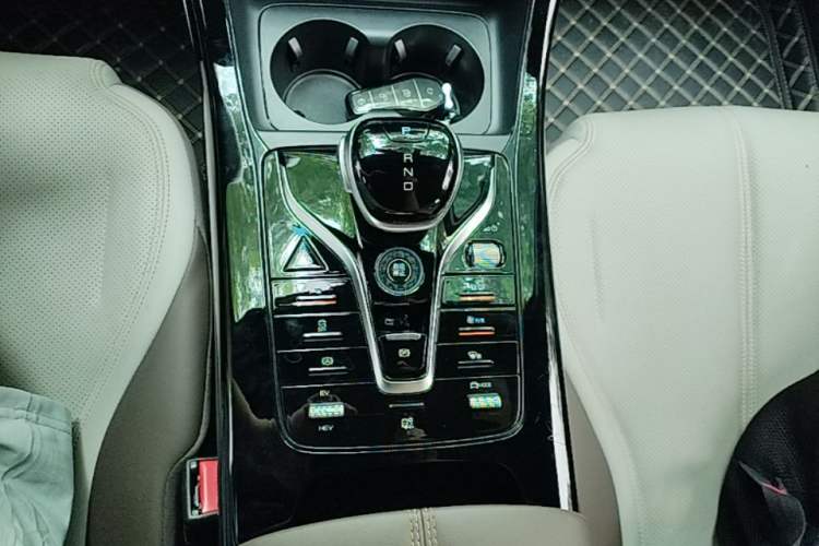 Used BYD Qin PLUS 2024 HONOR Edition DM-i 55KM Leading Model Gear Lever