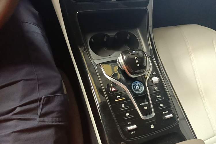 Used BYD Qin PLUS 2024 HONOR Edition DM-i 55KM Leading Model Gear Lever