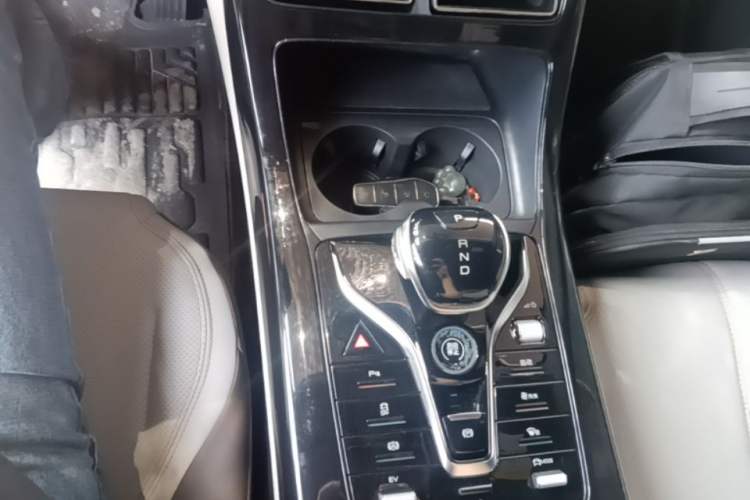 Used BYD Qin PLUS 2024 HONOR Edition DM-i 55KM Leading Model Gear Lever