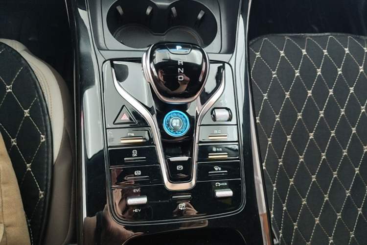 Used BYD Qin PLUS 2024 HONOR Edition DM-i 55KM Leading Model Gear Lever