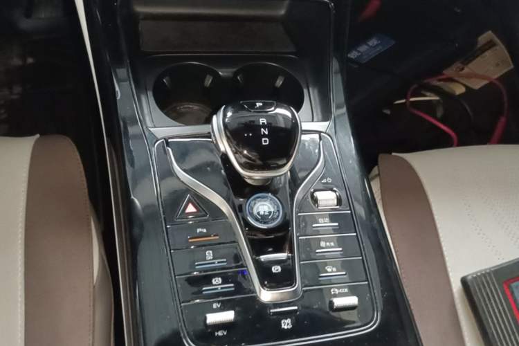 Used BYD Qin PLUS 2024 HONOR Edition DM-i 55KM Leading Model Gear Lever