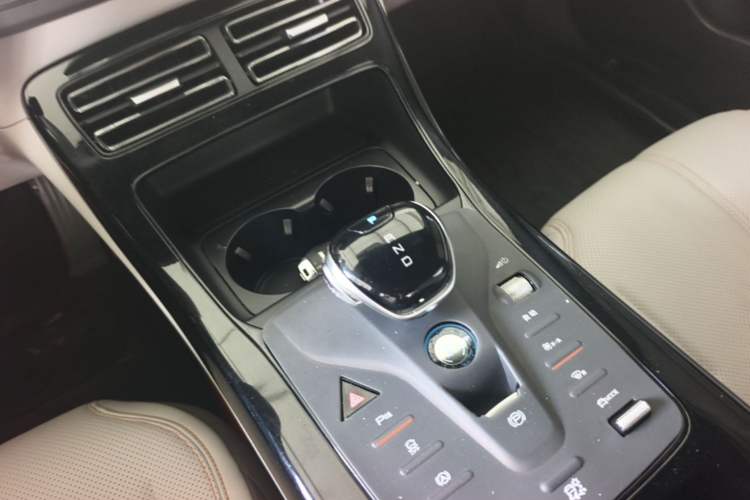 Used BYD Qin PLUS 2024 HONOR Edition DM-i 55KM Leading Model Gear Lever