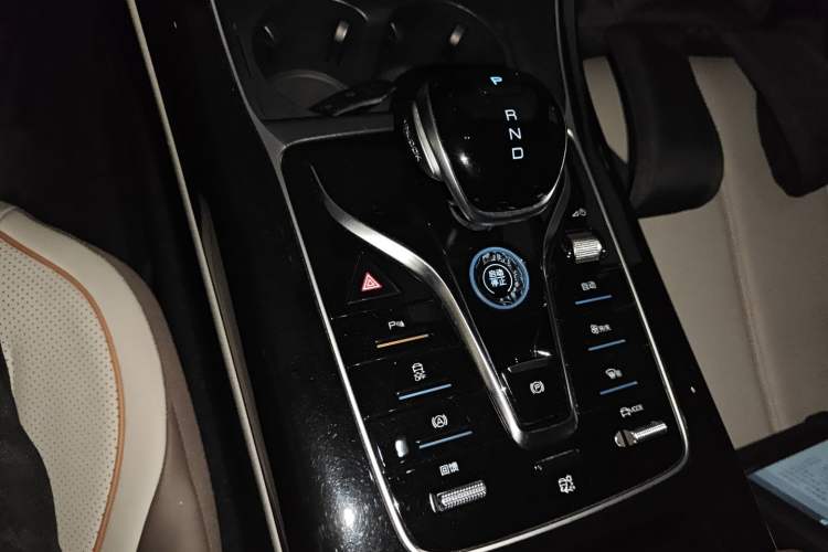Used BYD Qin PLUS 2024 Honor Edition EV 420KM Leading Model Gear Lever