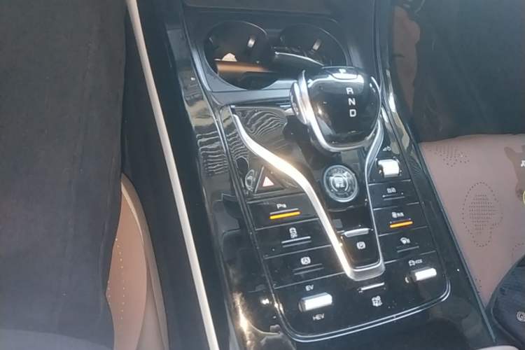 Used BYD Qin PLUS 2024 HONOR Edition DM-i 55KM Leading Model Gear Lever