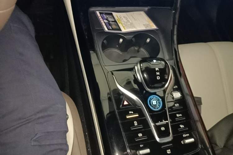 Used BYD Qin PLUS 2024 HONOR Edition DM-i 55KM Leading Model Gear Lever