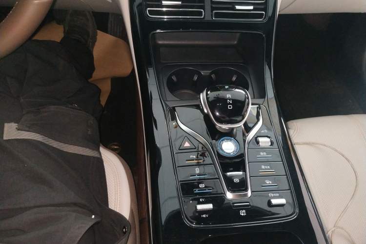 Used BYD Qin PLUS 2024 HONOR Edition DM-i 55KM Leading Model Gear Lever