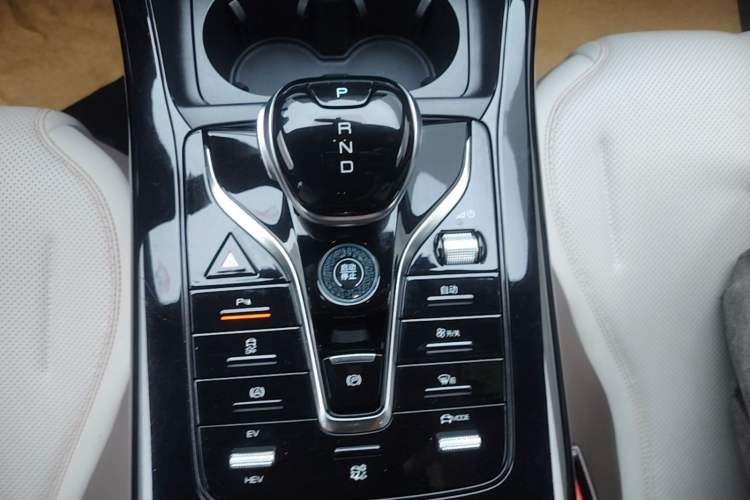 Used BYD Qin PLUS 2024 HONOR Edition DM-i 55KM Leading Model Gear Lever