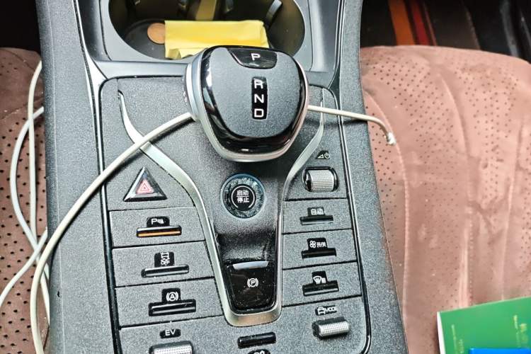 Used BYD Qin PLUS 2024 HONOR Edition DM-i 55KM Leading Model Gear Lever