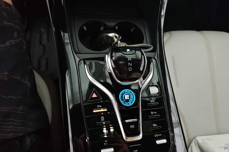 Used BYD Qin PLUS 2024 HONOR Edition DM-i 55KM Leading Model Gear Lever