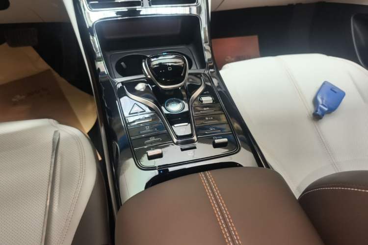Used BYD Qin PLUS 2024 HONOR Edition DM-i 55KM Leading Model Gear Lever