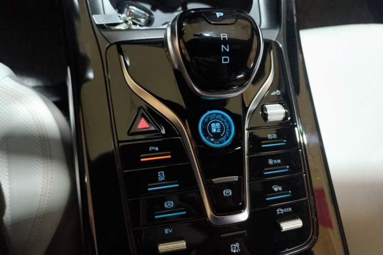 Used BYD Qin PLUS 2024 HONOR Edition DM-i 55KM Leading Model Gear Lever