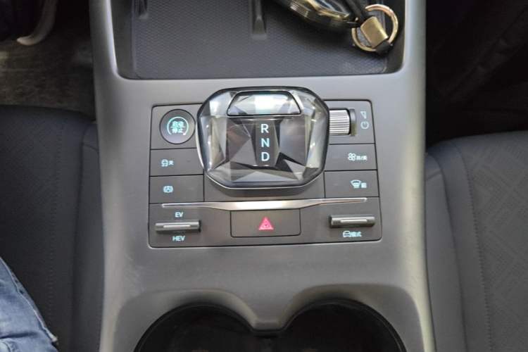 Used BYD Qin PLUS 2024 HONOR Edition DM-i 55KM Leading Model Gear Lever