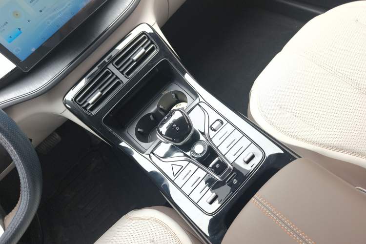 Used BYD Qin PLUS 2024 HONOR Edition DM-i 55KM Leading Model Gear Lever