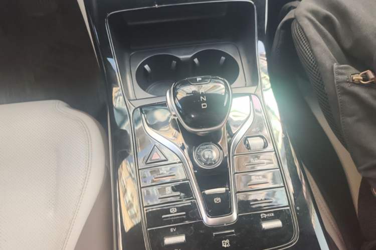 Used BYD Qin PLUS 2024 HONOR Edition DM-i 55KM Leading Model Gear Lever