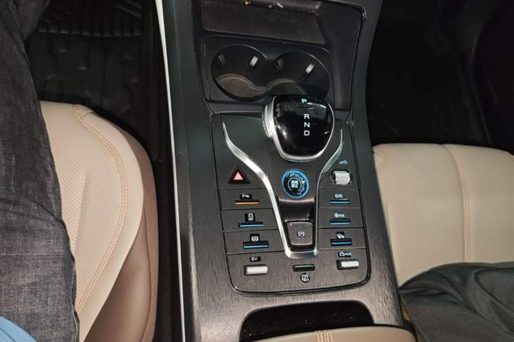 Used BYD Qin PLUS 2024 HONOR Edition DM-i 55KM Leading Model Gear Lever