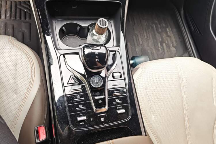 Used BYD Qin PLUS 2024 HONOR Edition DM-i 55KM Leading Model Gear Lever