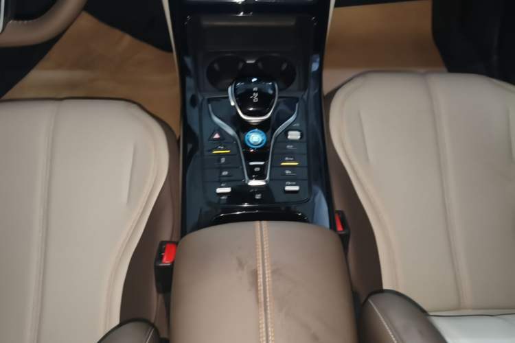 Used BYD Qin PLUS 2024 HONOR Edition DM-i 55KM Leading Model Gear Lever