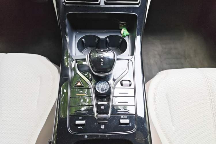 Used BYD Qin PLUS 2024 HONOR Edition DM-i 55KM Leading Model Gear Lever