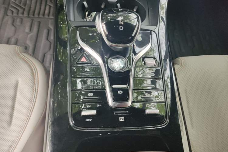 Used BYD Qin PLUS 2024 HONOR Edition DM-i 55KM Leading Model Gear Lever
